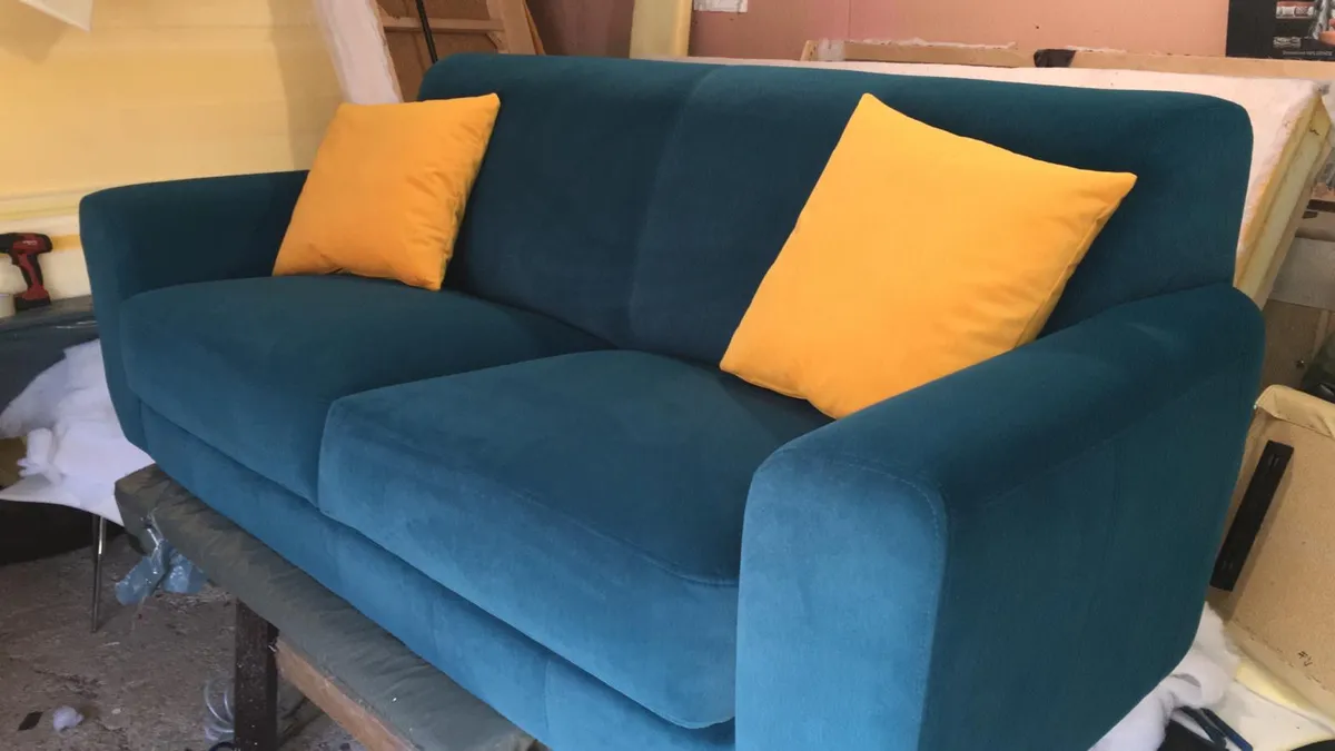 Canapea retapițată București după reparație