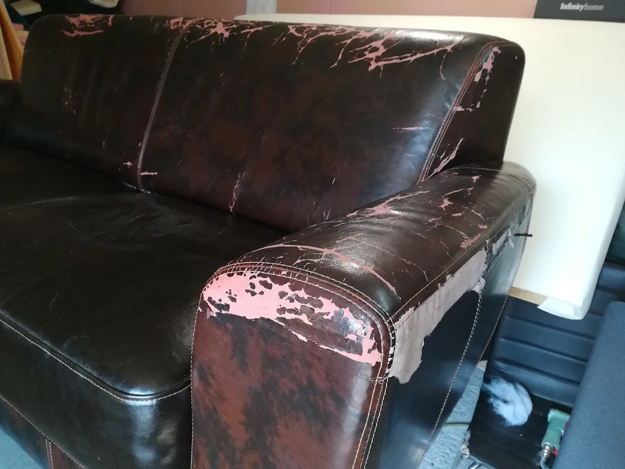 Canapea veche înainte de recondiționare